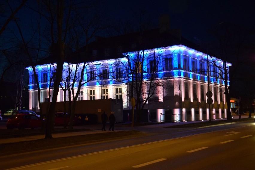 Urząd Miasta w Pruszczu w niebiesko-żółtych kolorach Ukrainy. Zobacz zdjęcia!