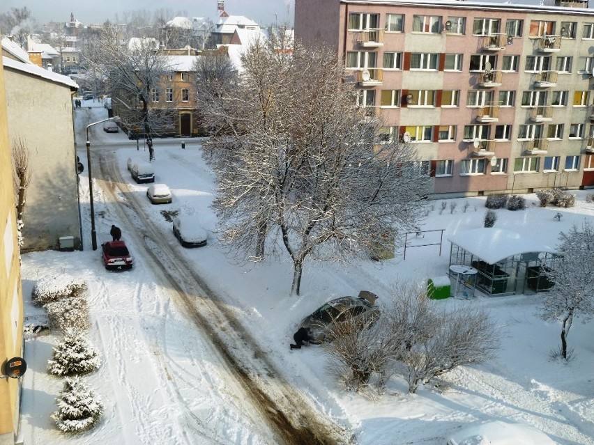Opady śniegu w Sławnie. Śnieg w stolicy powiatu sławieńskiego (ZDJĘCIA)