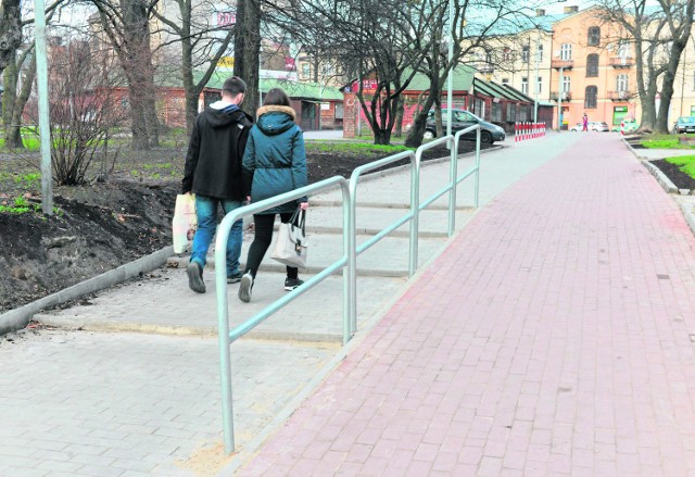 Nowy trotuar i skrót rowerowy z kostki jest też na skwerku pomiędzy ulicami Traugutta a Narutowicza.