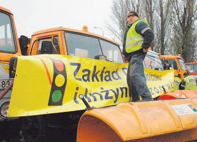 Czy zima w tym roku znów zaskoczy drogowców? Na razie trwają przepychanki, kto ma odśnieżać jezdnie i chodniki.