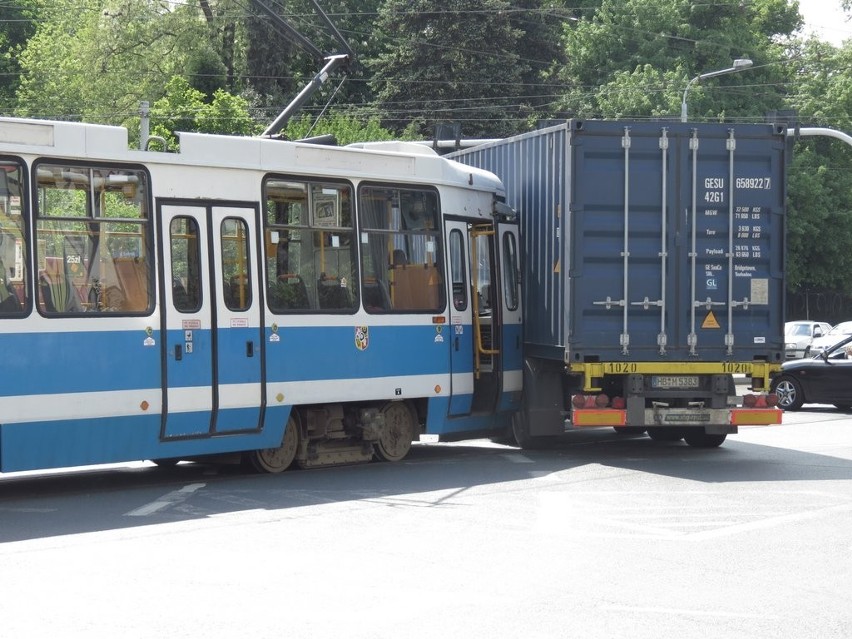 Wrocław: Tramwaj zderzył się z ciężarówką na skrzyżowaniu Sienkiewicza i Wyszyńskiego (ZDJĘCIA)