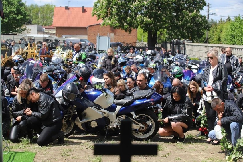 Tłumy na pogrzebie motocyklistów. To ofiary wypadku pod...