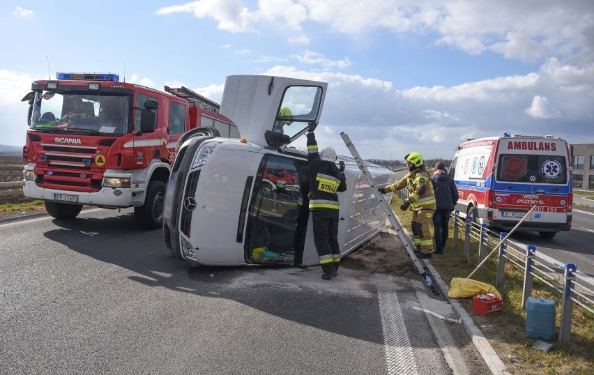 Wypadek na DK 28 w Hurku pod Przemyślem. Przewrócił się bus, jedna osoba ranna [ZDJĘCIA]