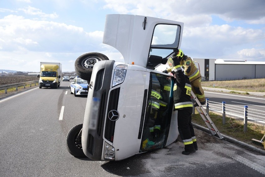 Wypadek na DK 28 w Hurku pod Przemyślem. Przewrócił się bus, jedna osoba ranna [ZDJĘCIA]