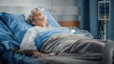 1 na 7 seniorów umiera w ciągu roku od poważnej operacji chirurgicznej. Kto jest najbardziej zagrożony zgonem? Zobacz wyniki badania