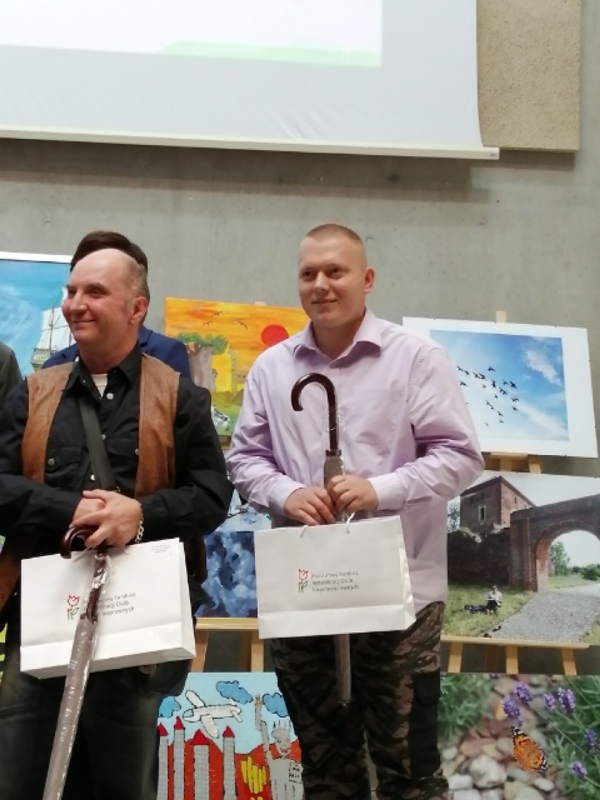 Andrzej Kowalczyk z Domu Pomocy Społecznej w Ślesinie , został laureatem II miejsca w wojewódzkim etapie konkursu plastycznego PFRON .
