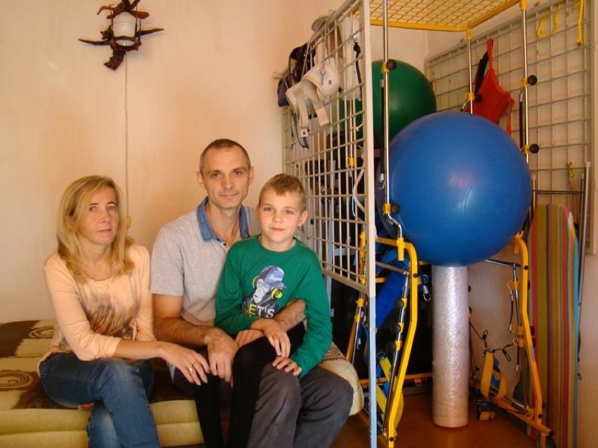 Niepełnosprawny Miłosz z Chełmka jeździ na wózku inwalidzkim, ale wierzy, że kiedyś stanie na nogach