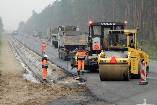 Ulica Łódzka jest przebudowywana na odcinku od ul. Lipnowskiej do ul. Zdrojowej. Odcinek ma 2,4 km długości. Na odcinku od ul. Lipnowskiej do Włocławskiej powstaje układ dwujezdniowy, na dalszym odcinku od Włocławskiej do ul. Zdrojowej przebudowana zostanie istniejąca jezdnia. Na całym odcinku powstaje infrastruktura dla rowerzystów i pieszych. Przypomnijmy, że w ramach inwestycji powstają dwa wiadukty nad torami kolejowymi. Zgodnie z umową prace potrwają do 21 października 2018 roku.

Zobacz także: Trwa remont Szosy Chełmińskiej w Toruniu [ZDJĘCIA]
-&nbsp;Prace są skupione na  północno-wschodnim  wiadukcie. Zaawansowanie prac przekroczyło w tym miejscu 60%. Kończymy montaż murów oporowych, lada dzień rozpoczniemy montaż belek, na których zostanie wykonana płyta nośna obiektu - mówi  Krzysztof Furto, kierownik z ramienia PBDI S.A.  Realizowana obecnie inwestycja to drugi etap prac. W 2015 roku zakończyła się przebudowa ul. Łódzkiej na odcinku od ul. Andersa do ul. Lipnowskiej (skrzyżowanie z Trasą Wschodnią).

Trwa przebudowa ulicy Wiślanej od ul. Poznańskiej do ul. Nieszawskiej. Remont obejmuje także Krowi Mostek. Pod obiektem zostanie wykonane odwodnienie, oświetlenie. W ramach zadania zostanie poprawione połączenie z ul. Nieszawską, polegające na wykonaniu korekty wysokościowej dojazdu do skrzyżowania. Wykonawcą prac jest firma Kunst, które realizuje zadanie za 1,4 mln zł. Zakończenie prac planowane jest w grudniu tego roku.

Remonty na lewobrzeżu w Toruniu. Jaki stan prac na ul. Łódzkiej? [ZDJĘCIA]