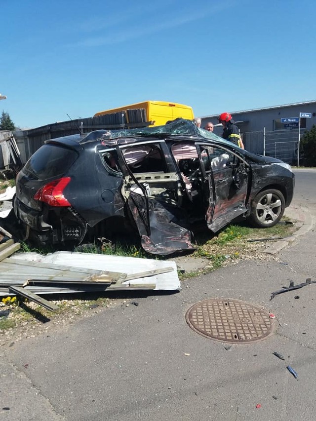 Ciężarówka staranowała peugeota. Na miejscu wypadku w Czyżowicach pracują strażacy i policjanci