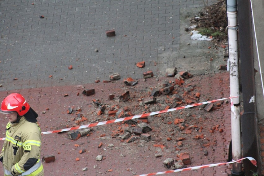 2 lutego z kamienicy przy ulicy 11 Listopada spadły cegły.