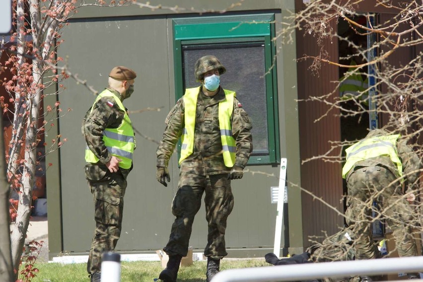 Szpital w Kaliszu. Żołnierze WOT zbudowali polową izbę...