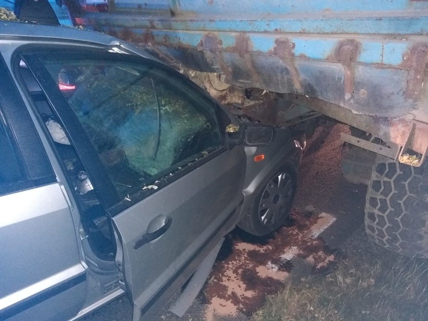 Kierowca forda w Piastoszynie na drodze 240 wjechał w ciągnik z przyczepą