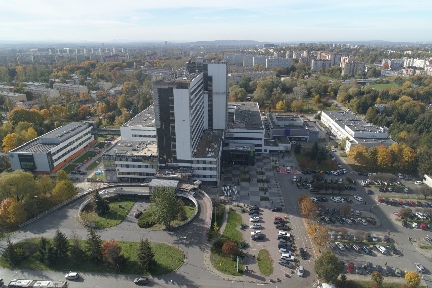Kraków. Kończy się remont potężnego szpitala. Tak "Rydygier" wygląda z lotu ptaka [ZDJĘCIA]