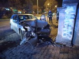 Samochód uderzył w kamienicę przy ul. Focha w Grudziądzu [zdjęcia]