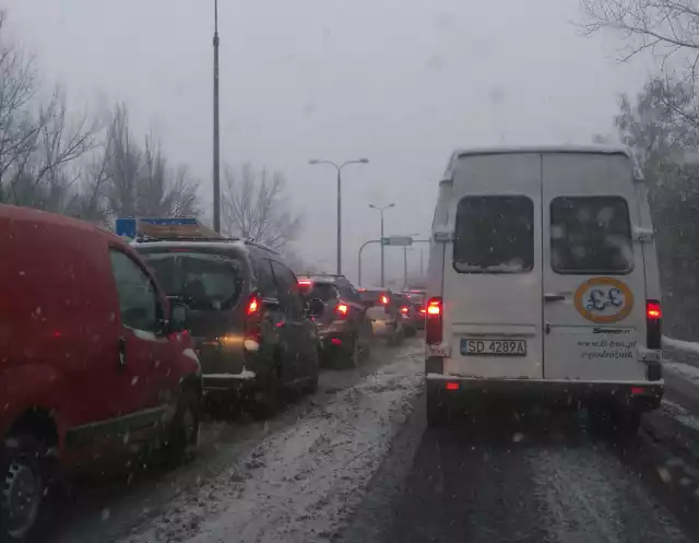 Cyklon Dieter przyniósł opady śniegu na drogach. Jest bardzo ślisko. Miało miejsce dużo kolizji