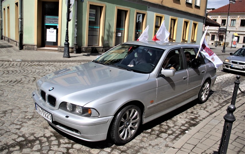 Nowy Sącz. Sądeczanie uczcili Dzień Flagi Rzeczpospolitej Polskiej. Był przejazd starych samochodów [ZDJĘCIA]