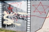 Mural w Trawnikach: Wandale wymalowali gwiazdy Dawida i szubienice