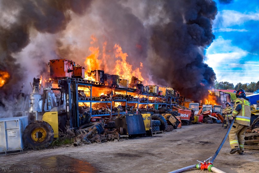 Pożar pod Chojnowem. Pali się hala na terenie tartaku w Piotrowicach, zobaczcie zdjęcia