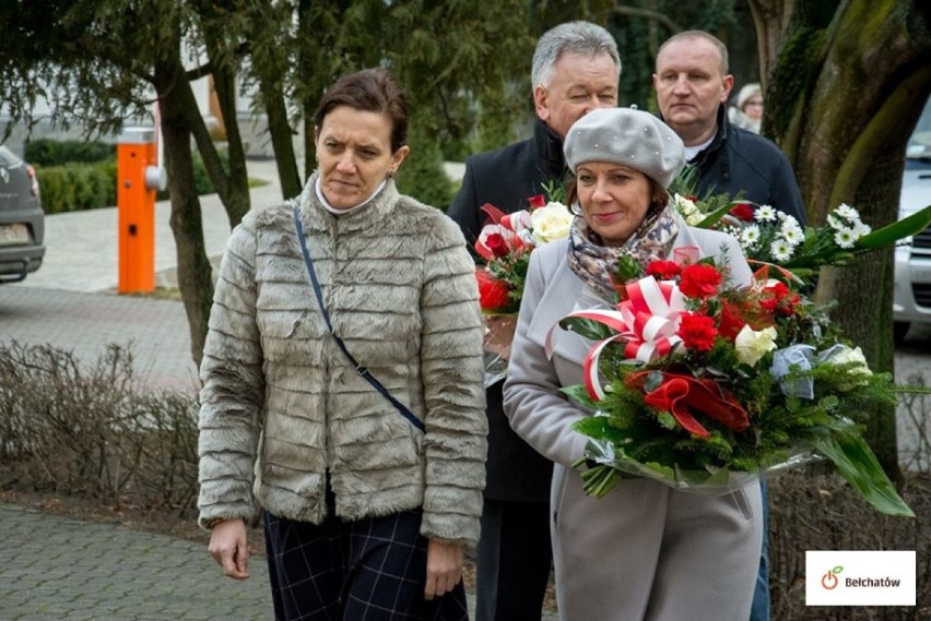 Bełchatów. Kwiaty pamięci gen. Ryszarda Kuklińskiego