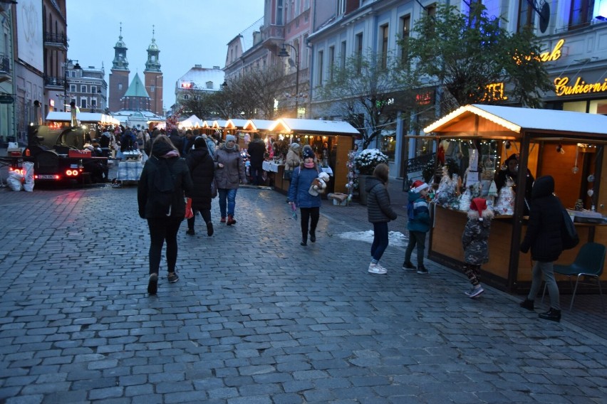 Jarmark świąteczny w Gnieźnie rozpoczęty. Na Rynku zapalono miejską choinkę [6.12.2021]