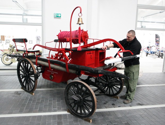 Osoby odwiedzające Muzeum Techniki i Komunikacji mogą podziwiać ...