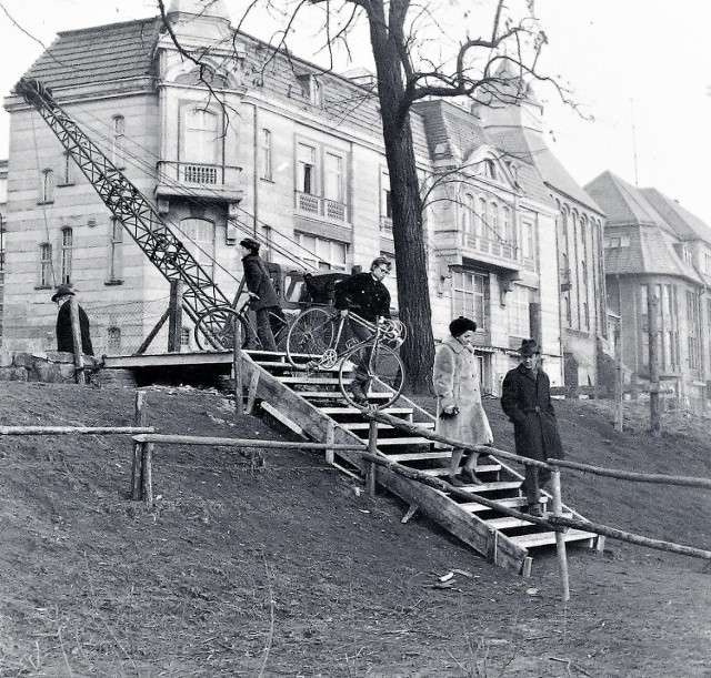 Rozpoczęta na przełomie 1973 – 1974 roku budowa tunelu wymagała schodów na skarpie pomiędzy ul. 9 Marca (obecnie Anny Łajming) a skwerem przy ul. Starzyńskiego