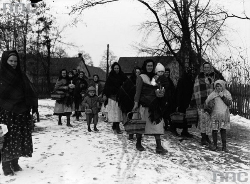 Na zdjęciu: Grupa kobiet z dziećmi ze święconkami w drodze...