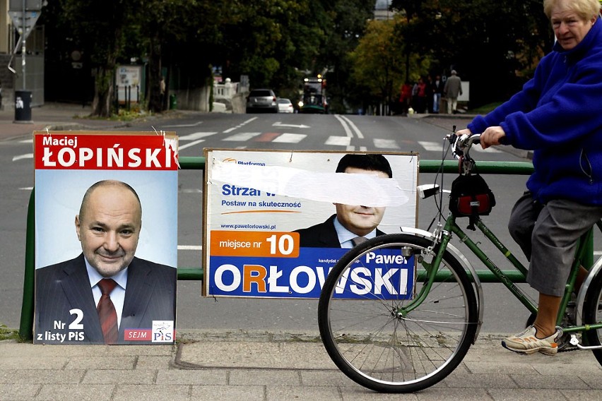 Wybory 2011: Ulice w Sopocie pełne plakatów wyborczych. Czy wszystkie wiszą zgodnie z prawem?
