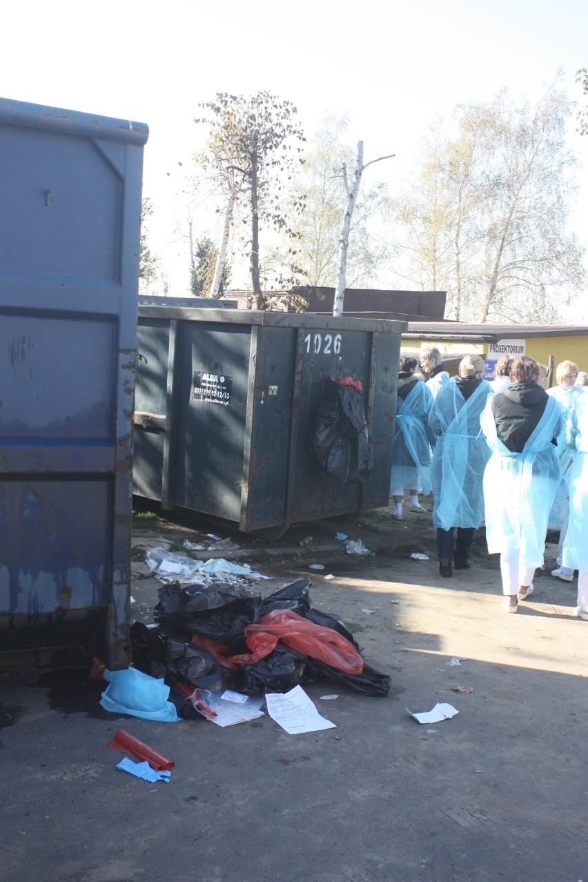 Pielęgniarki segregowały śmieci w Zawierciu