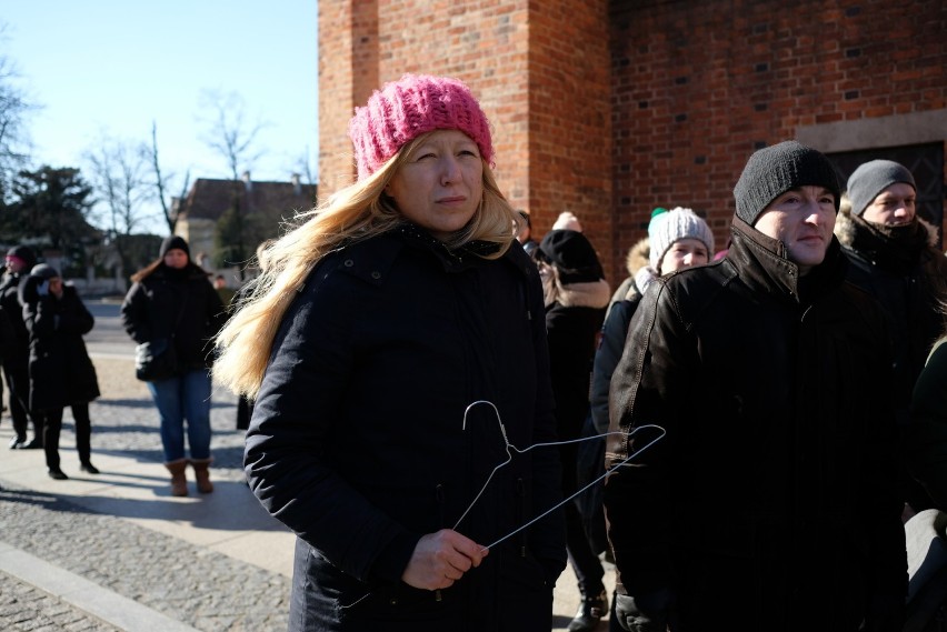Poznań: Protest kobiet pod siedzibą kurii [ZDJĘCIA]