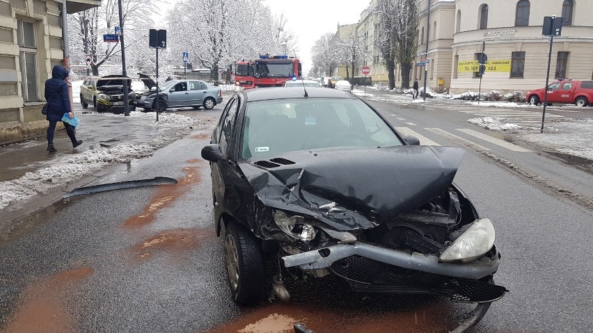 Wypadek na ul. Nawrot w Łodzi. 4 osoby ranne [ZDJĘCIA]