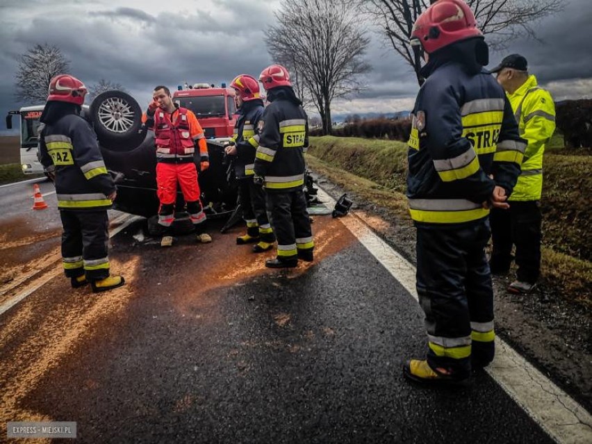 Wypadek w Ząbkowicach Śląskich. Dachowanie fiata [ZDJĘCIA]