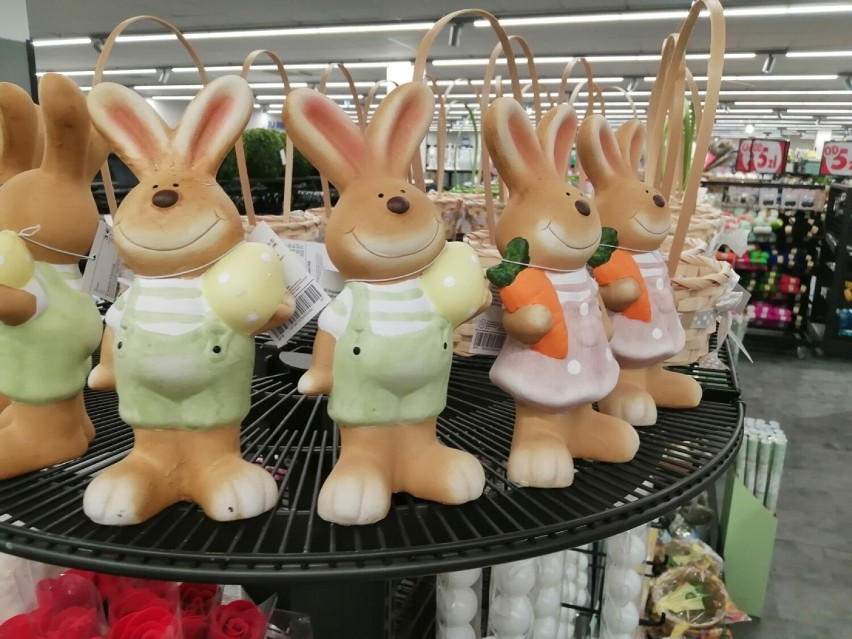 W wielu domach są jeszcze świąteczne choinki, a w głogowskich sklepach już Wielkanoc 2022