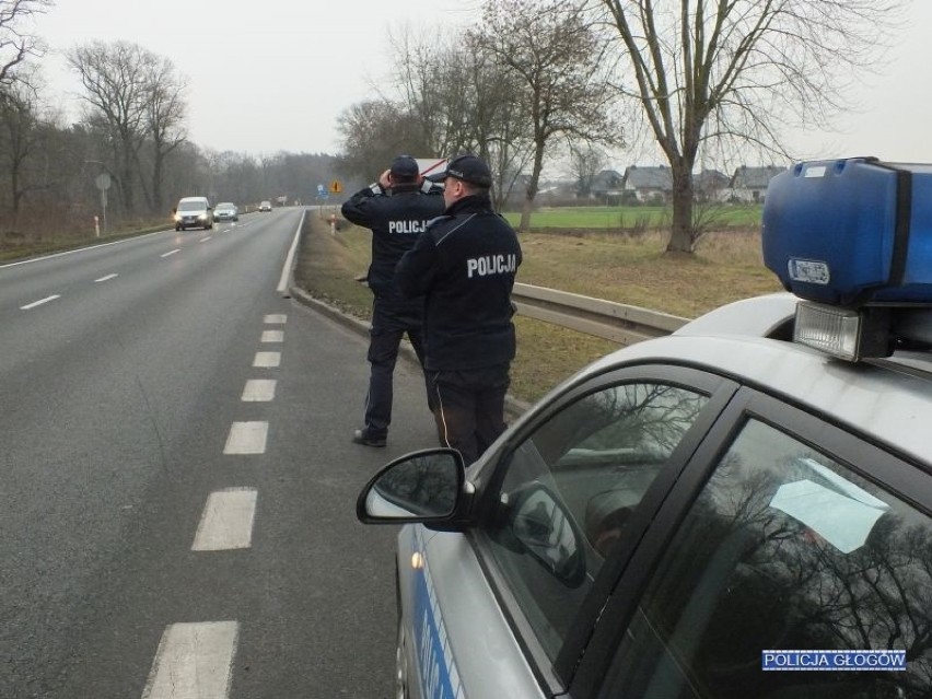 Przy głównych drogach powiatu stali policjancji z kolczatkami 