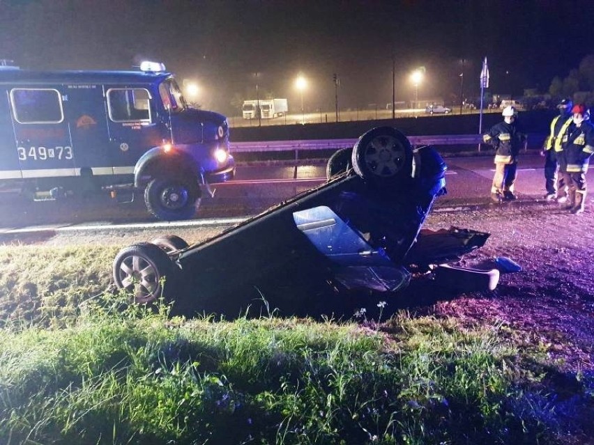 Obłazy Ryterskie. Samochód marki renault megane dachował na drodze [ZDJĘCIA]