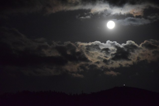 Na pierwszych czterech zdjęciach księżyc nad szczytem Kopy Biskupiej w nocy z 13 na 14 czerwca.
