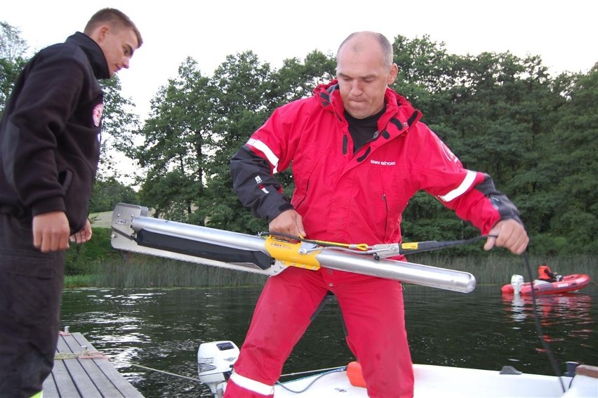 Złota Góra - strażacy z sonarami z Giżycka poszukują żeglarza na jeziorze Brodno Wielkie