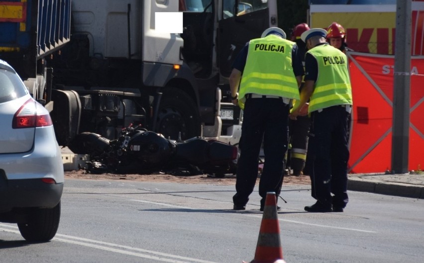 Tarnów. Wypadek na Krakowskiej. 23-letni motocyklista zginął po zderzeniu z ciężarówką [ZDJĘCIA]