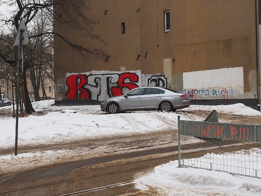 Kierowcy jadący na południe omijają plac robót i zjeżdżając...