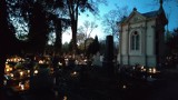 Wszystkich Świętych 2023 w Piotrkowie. Cmentarze rozświetlone światłem zniczy wyglądają zjawiskowo. Zobaczcie ZDJĘCIA
