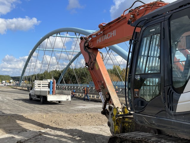 Trwają już pierwsze prace przy rozbiórce wiaduktu w ciągu al. Armii Krajowej.