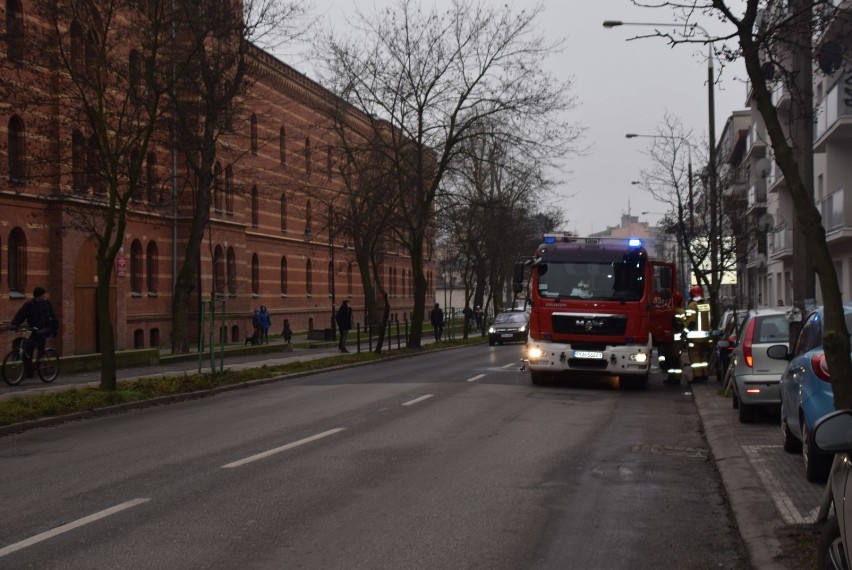 Gniezno: pożar na ulicy Sobieskiego. Na miejscu 3 zastępy straży pożarnej