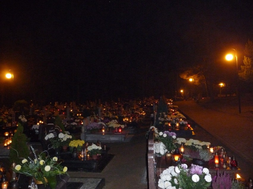 Cmentarz nocą w Ostrowie.