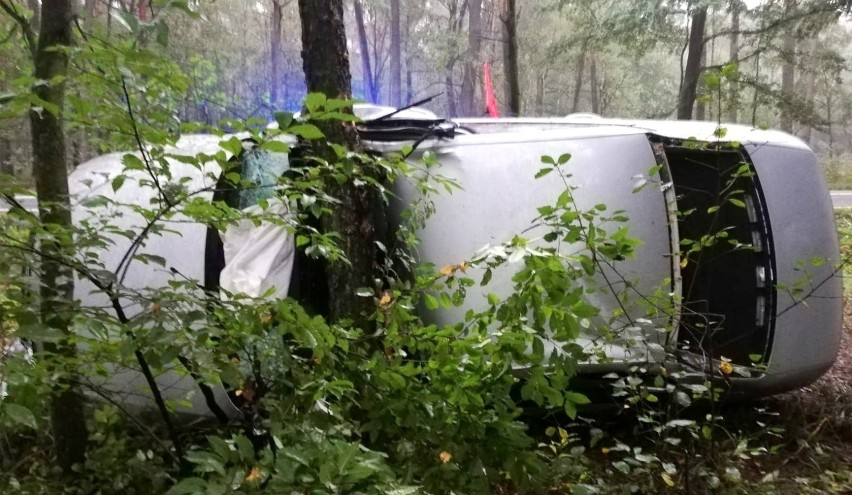 Wypadek na DK45 między Jasieniem i Lasowicami Wielkimi.