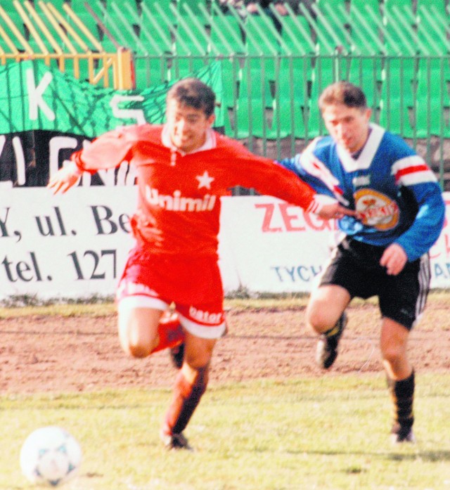 Łukasz Surma (z lewej) w ekstraklasie zaczynał grać w Wiśle. Tutaj podczas meczu z Sokołem Tychy