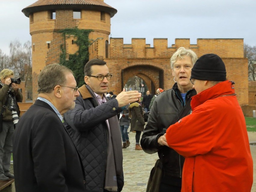 Premier Mateusz Morawiecki w Malborku [ZDJĘCIA]. Wziął udział w nagraniu do filmu dokumentalnego o Polsce