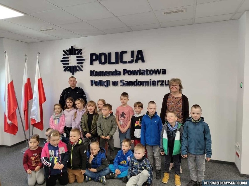 Przedszkolaki odwiedziły komendę policji w Sandomierzu. Zobacz zdjęcia