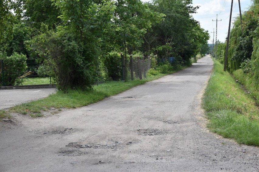 Chodzież: Droga przy działkach od lat jest w złym stanie. Kiedy doczeka się remontu?