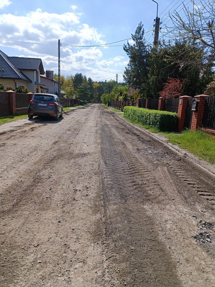 Rozpoczął się remont dziurawej ulicy Skowronkowej w Dąbrowie...