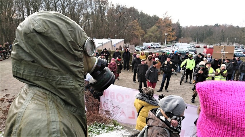 Pond 100 osób wzięło udział w proteście przeciwko budowie...